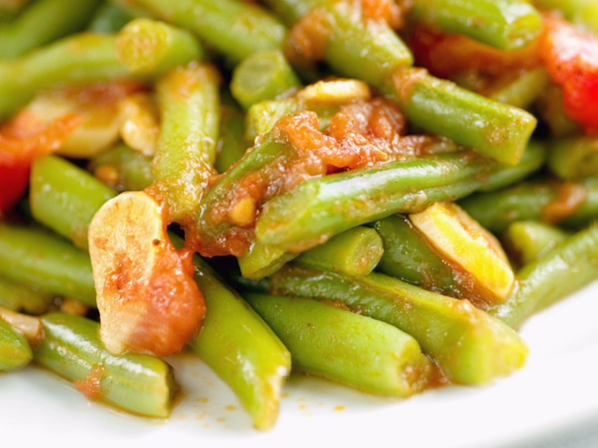 Green Beans with Tomato, Garlic, and Pine Nuts Healthy Recipe