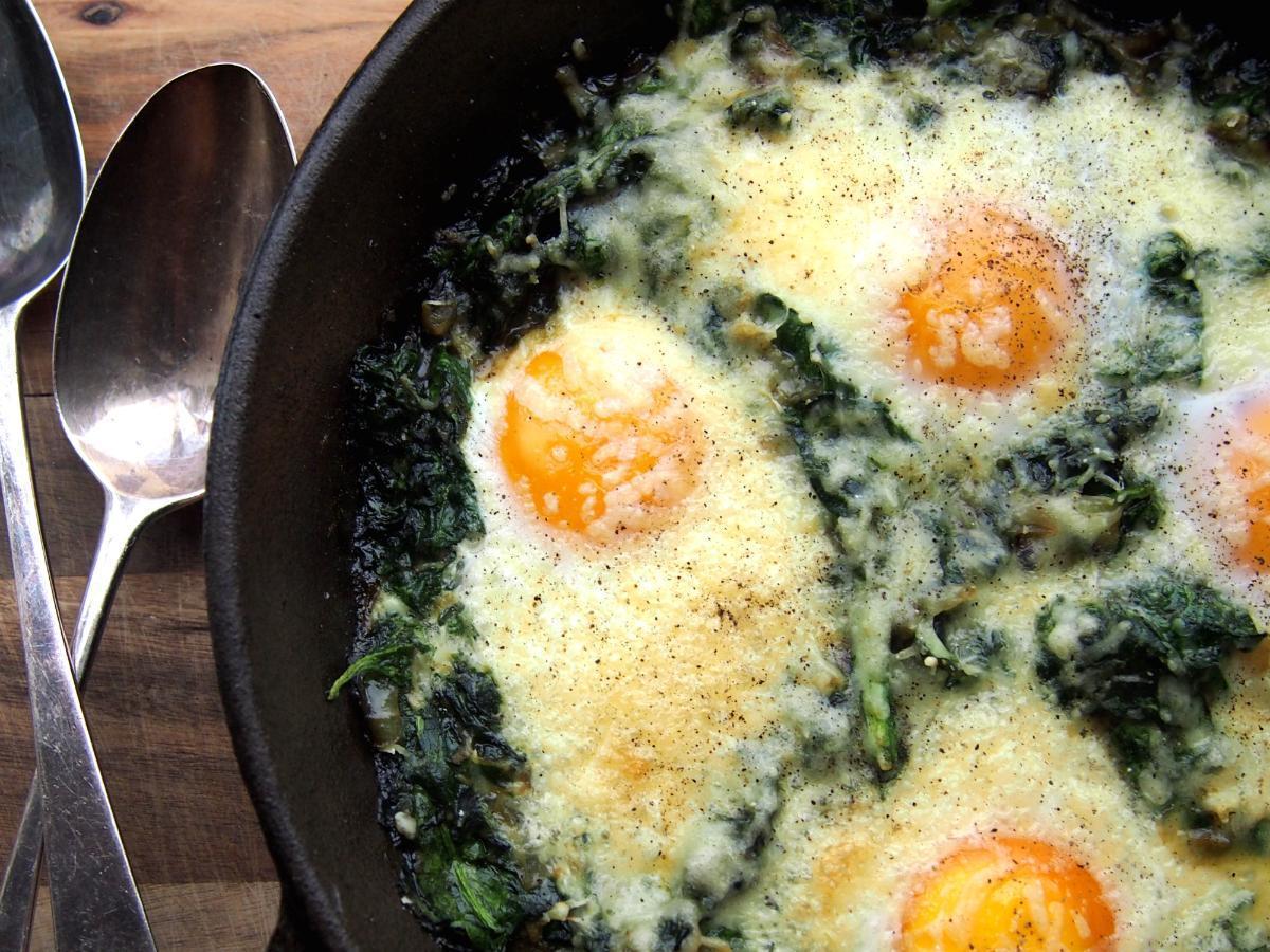Poached Eggs in Spinach Healthy Recipe