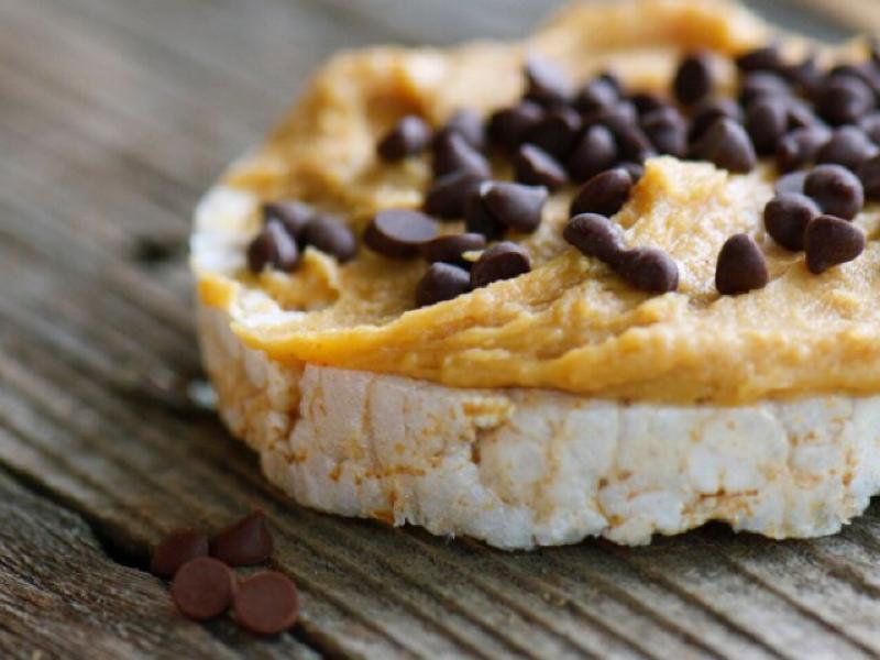 Rice Cake with Peanut Butter and Chocolate Chips Healthy Recipe