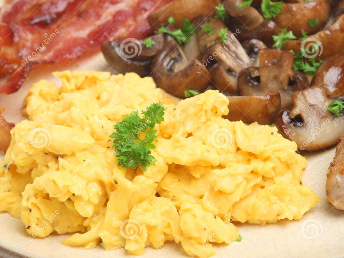 Scrambled Eggs with Bacon and Mushrooms Healthy Recipe